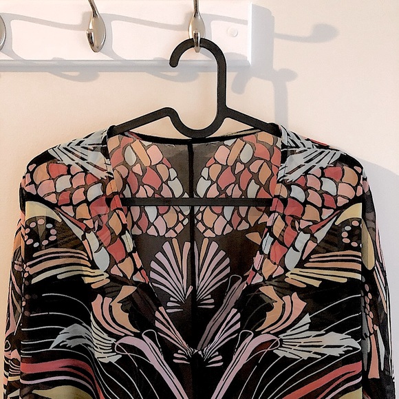 Beautiful patterned semi-sheer top - Picture 2 of 3